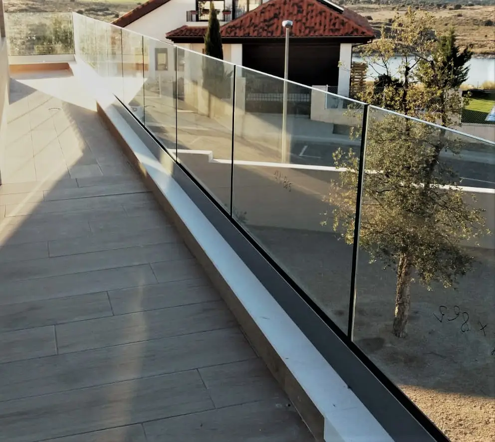 Barandilla de cristal para terraza, balcón o porche en Toledo